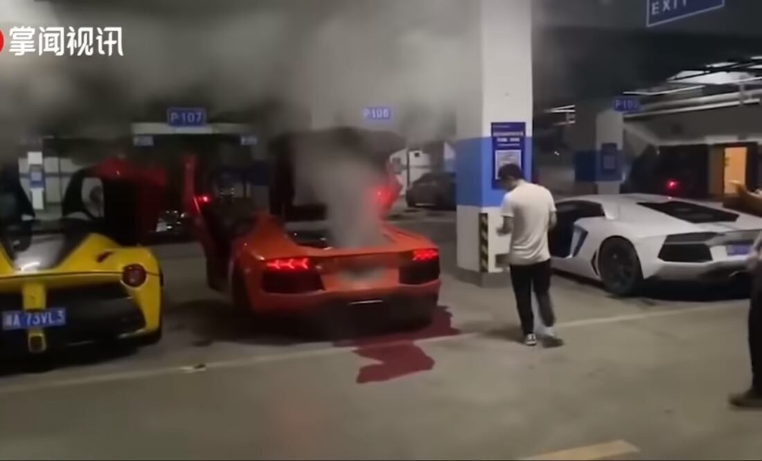 Hombre cocina carne en el escape de su Lamborghini y casi se incendia