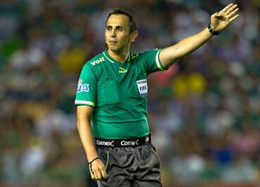 Luis Enrique Santander será el árbitro para la vuelta de las semifinales entre Rayados y Tigres