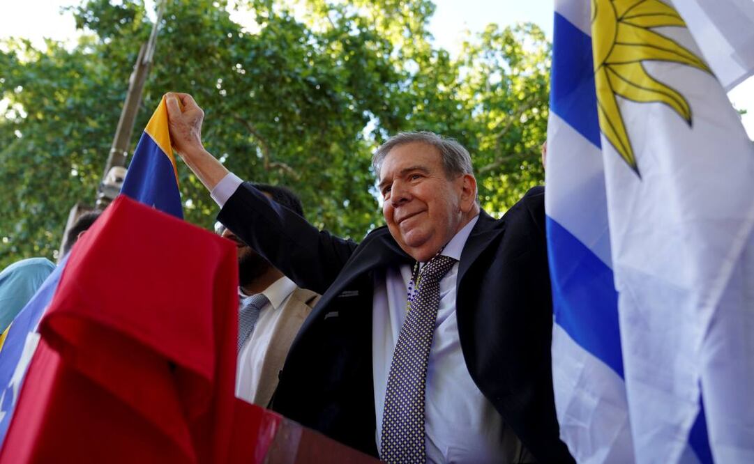 El líder opositor venezolano Edmundo González Urrutia sostiene una bandera uruguaya y otra venezolana frente a la residencia gubernamental en Montevideo, Uruguay, el sábado 4 de enero de 2025. González, quien afirma que ganó las elecciones presidenciales de 2024 y es reconocido por algunos países como el presidente electo legítimo, viajó desde su exilio en Madrid a Argentina y Uruguay. Foto: AP