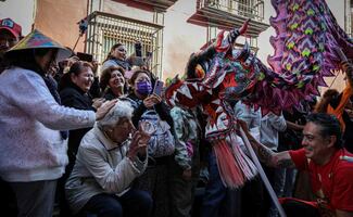 Quedan fascinados con desfile de dragones