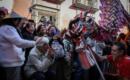 Quedan fascinados con desfile de dragones