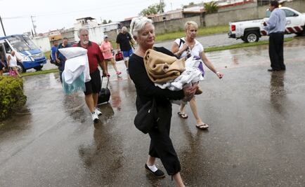Desalojan vía terrestre a 15 mil turistas en previsión por "Patricia"