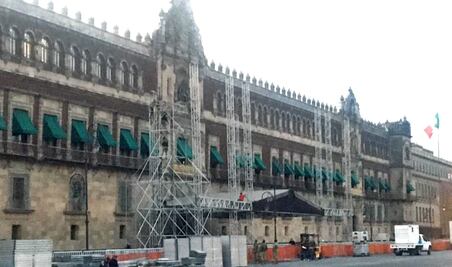 Inician preparativos en el Zócalo para celebración de aniversario de expropiación petrolera