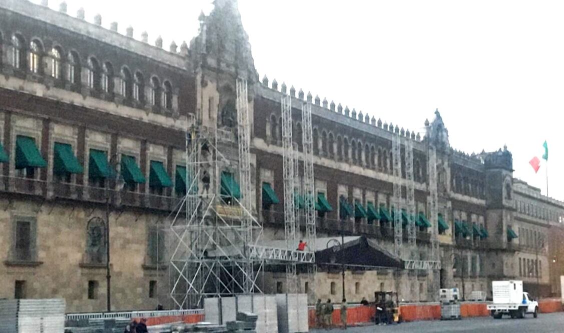 Elementos militares observan la instalación de estas estructuras por parte de un grupo de civiles. Foto: Alberto Morales