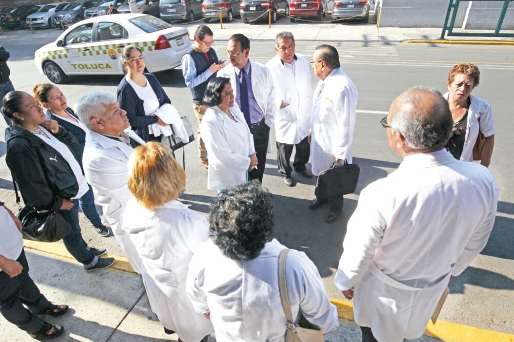 Los médicos acudieron al Instituto de Salud del Estado de México y pidieron a su titular, Gabriel O’Shea Cuevas, su intervención, con la finalidad de que apliquen la ley de forma igualitaria para todas las clínicas y hospitales (JORGE ALVARADO)