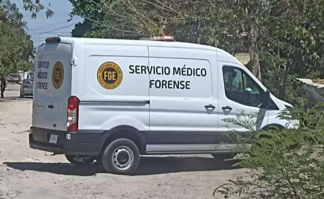 Elementos de la Fiscalía General del Estado (FGE) acordonaron el área mientras se recopilaba información, y el Servicio Médico Forense (Semefo) procedió con el levantamiento de los cuerpos. Foto: Especial