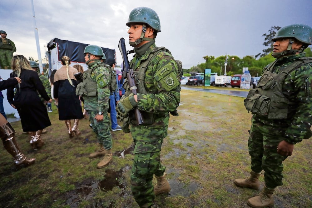 Soldados del ejército ecuatoriano vigilan durante un mitin del candidato a la presidencia de Ecuador, Daniel Noboa, en la ciudad de Sangolqui. Foto: EFE
