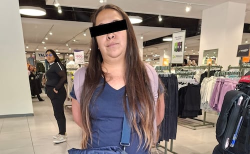 Detienen a una mujer por robo en tienda departamental en BJ; le hallan presunta credencial como trabajadora de la FGJ