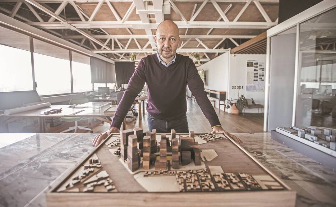 José Castillo en su despacho de arq911, en la Ciudad de México. Foto: Germán Espinosa. EL UNIVERSAL