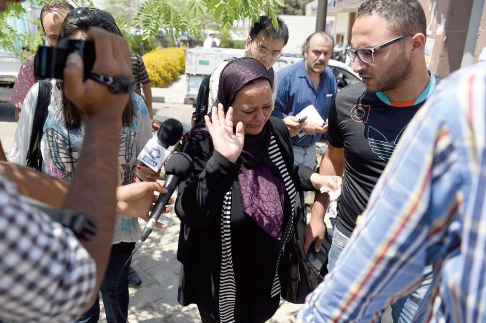 Familiares de pasajeros del Airbus 320 desaparecido, reaccionan ante la prensa en El Cairo. El aparato se perdió en la madrugada, cuando volaba de París a la capital egipcia (ZHAO DINGZHE. XINHUA)