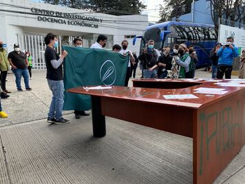 Los planes y cotizaciones que encontraron los estudiantes en el escritorio del director del CIDE