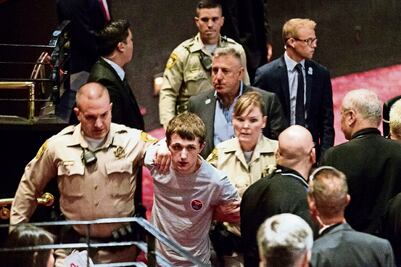 Clinton supera a Trump en fondos de campaña