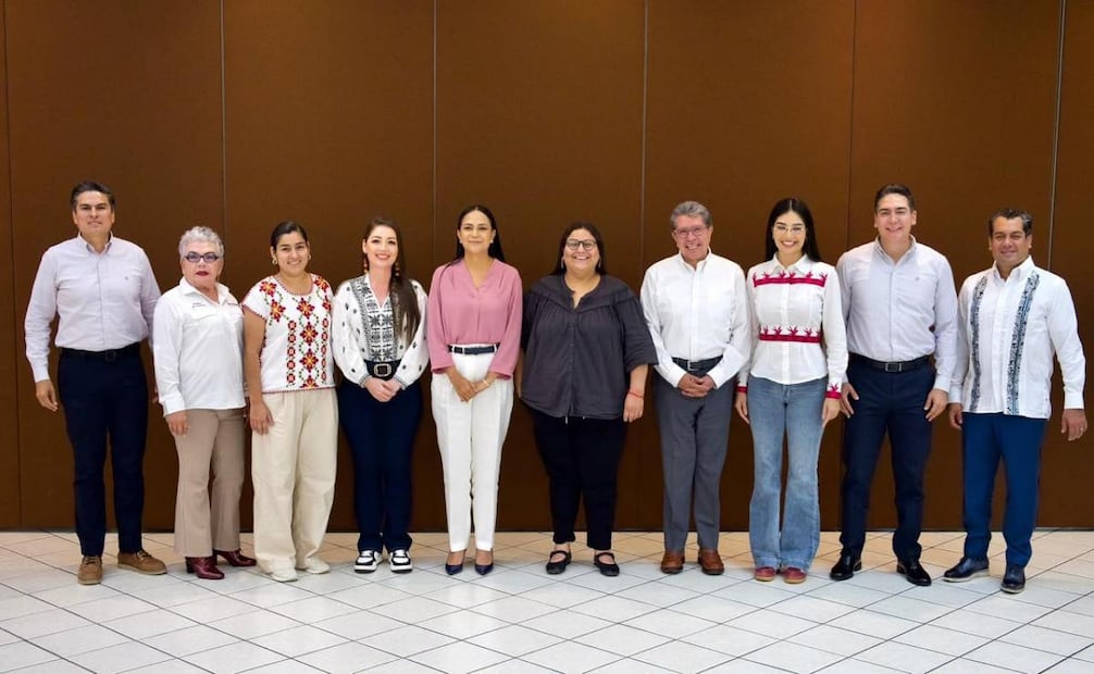 La dirigente nacional de Morena, Ariadna Montiel, con funcionarios en Nayarit. Foto: X @A_MontielR