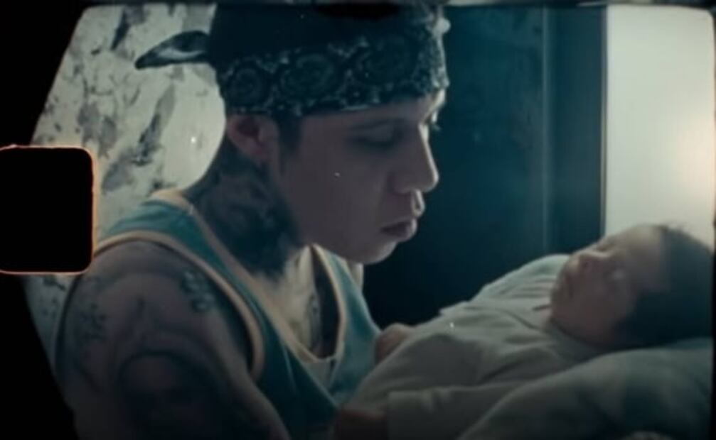 Santa Fe Klan debuta como papá a los 22 años; enternece con canción para su hijo