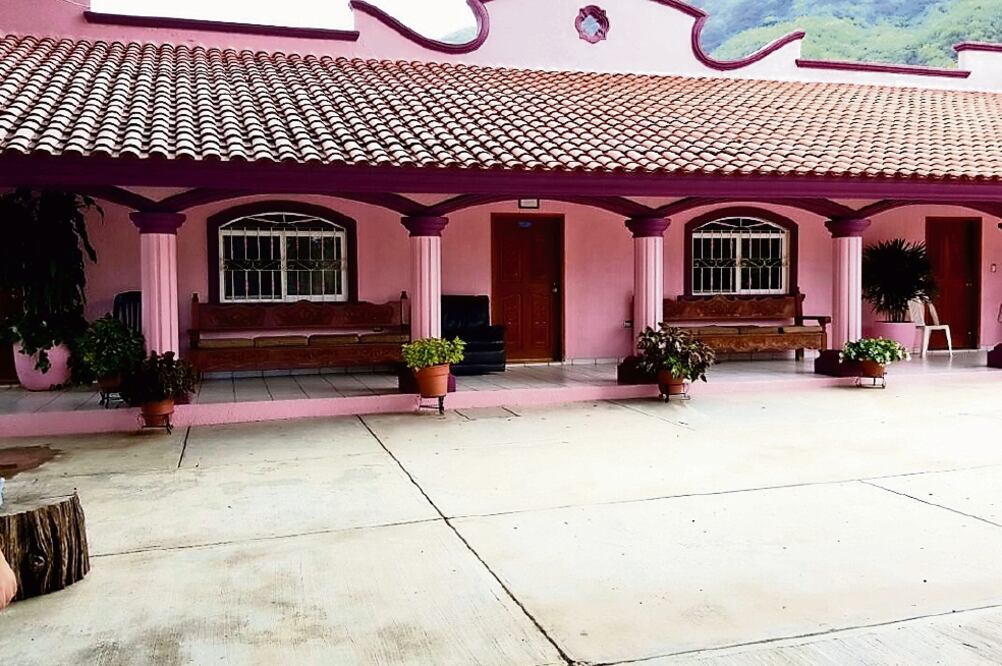 La enorme finca de Consuelo Loera, viuda de Guzmán y madre de Joaquín El Chapo Guzmán Loera, luce vacía y no se ven candados en las puertas. Tiene la apariencia de que sus habitantes salieron de prisa (JAVIER CABRERA. EL UNIVERSAL)