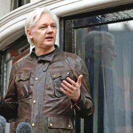 Ecuador advierte: Assange acata normas o puede irse