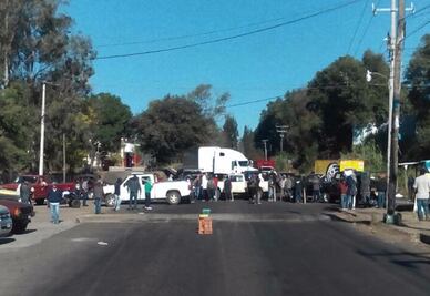 Comuneros bloquean carretera de Michoacán