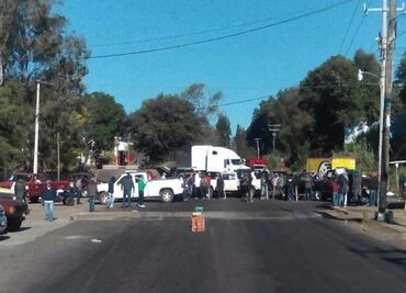 Comuneros bloquean carretera de Michoacán
