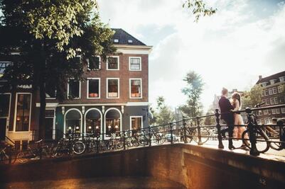 Ámsterdam ofrece casarte por un día con un holandés para explorar la ciudad