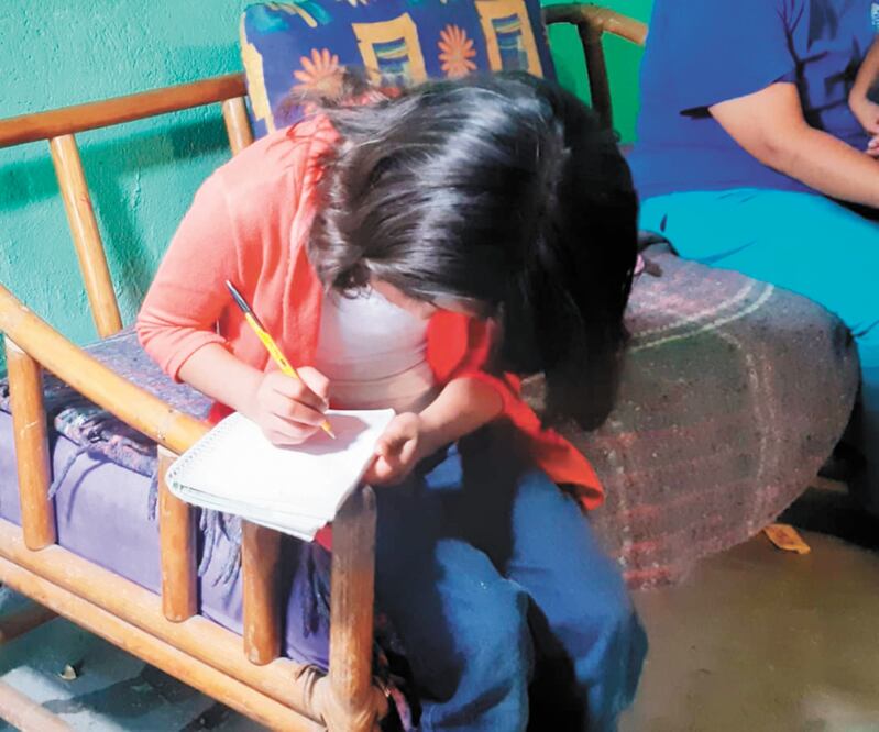 Por no contar con televisión para tomar clases, Michel solicitó que las autoridades le dieran una. Foto: ARCHIVO EL UNIVERSAL