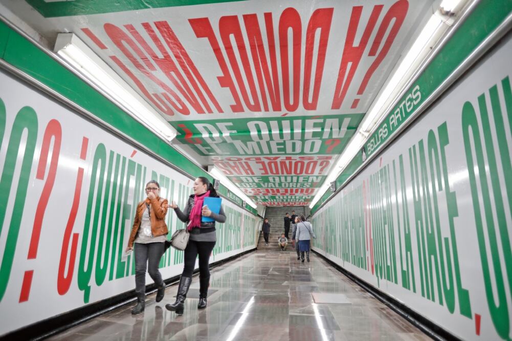 La exposición ubicada en un túnel de transbordo entre la línea 2 con la línea 8 (FOTO: IVÁN STEPHENS. EL UNIVERSAL)