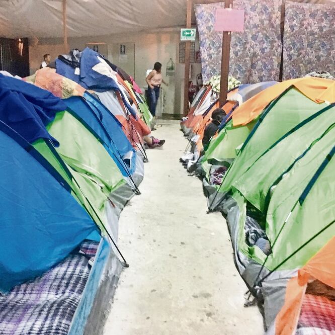 Cientos de migrantes centroamericanos se encuentra en albergues a la espera de que las autoridades atiendan sus demandas de agilizar el permiso que les permita transitar libremente hacia la Unión Americana. GABRIELA MARTÍNEZ. EL UNIVERSAL 
