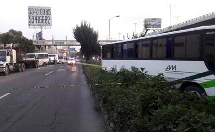 Muere hombre tras choque de autobús y micro en la México-Querétaro