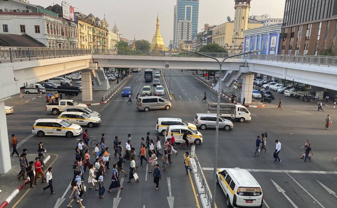 Peatones cruzan una calle cerca de la pagoda Sule en Yangon, Myanmar, el lunes 29 de abril de 2024. Varios países del sureste asiático enfrentan una ola de calor. (Foto AP)