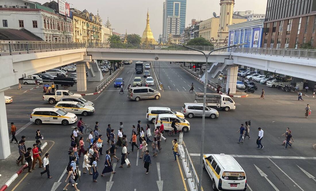 Peatones cruzan una calle cerca de la pagoda Sule en Yangon, Myanmar, el lunes 29 de abril de 2024. Varios países del sureste asiático enfrentan una ola de calor. (Foto AP)