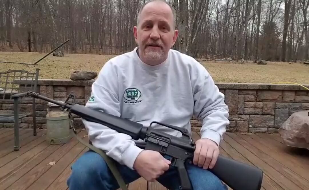 Scott Pappalardo, del estado de Nueva York, partió su rifle a la mitad con un sierra (Foto: Facebook Scott-Dani Pappalardo)