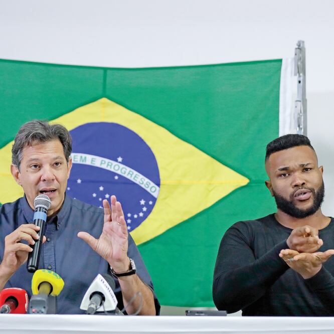 El candidato a la Presidencia de Brasil por el Partido de los Trabajadores (PT ), Fernando Haddad (izq.), ayer durante una rueda de prensa en Sao Paulo. (SEBASTIÃO MOREIRA. EFE)