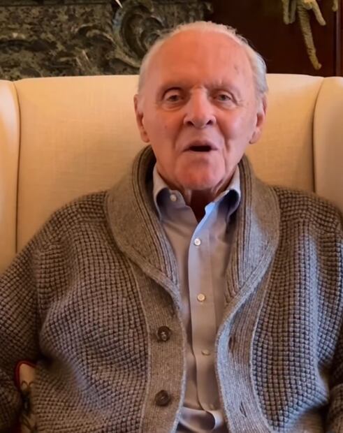 Anthony Hopkins desea un feliz 2026 y reflexiona sobre el alcoholismo que dejó atrás desde hace 50 años.