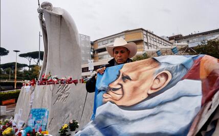 FOTOS: Con un gran mural, artista mexicano de los dramas lleva un mensaje de apoyo al papa Francisco