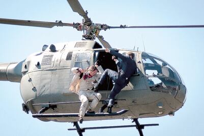 Subastarán 24 prendas y accesorios del 007