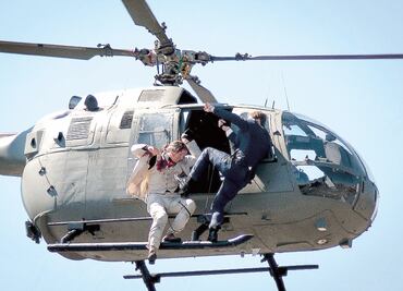 Subastarán 24 prendas y accesorios del 007