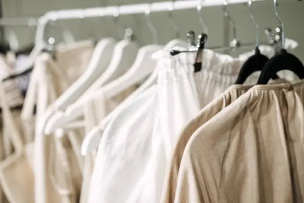 Las prendas de lino son ideales para usar en temporadas de calor, pero requieren de ciertos cuidados especiales. Foto: Usnplash