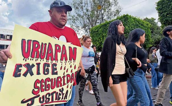 Pobladores de Uruapan marcharon ayer para exigir justicia por el asesinato del presidente municipal Carlos Manzo, ocurrido el sábado pasado. Foto: Carlos Arrieta / EL UNIVERSAL
