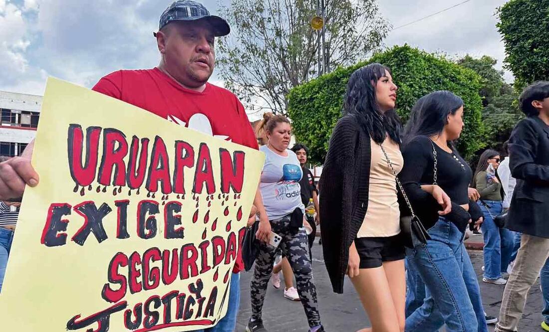 Pobladores de Uruapan marcharon ayer para exigir justicia por el asesinato del presidente municipal Carlos Manzo, ocurrido el sábado pasado. Foto: Carlos Arrieta / EL UNIVERSAL