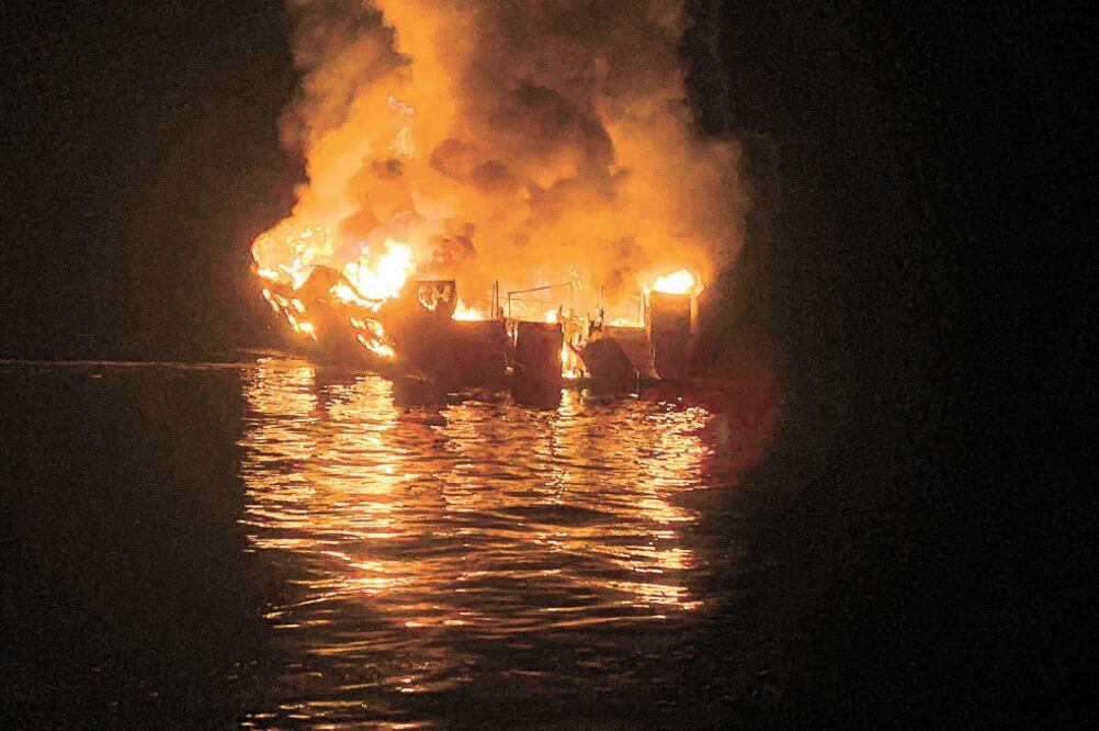 Siniestro en el Conce ption . Las autoridades de California investigan qué causó el fuego que consumió la embarcación. Foto/MIKE ELIASON. AFP