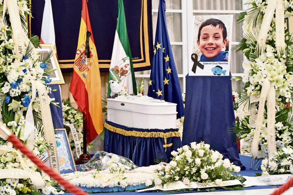 Miles de personas despidieron ayer al niño Gabriel Cruz, en la capilla instalada en el Palacio Provincial de la Diputación de Almería (CARLOS BARBA. EFE)
