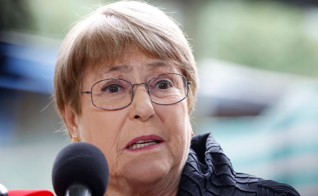 La expresidenta de Chile (2006-2010 y 2014-2018), Michelle Bachelet, habla con la prensa tras emitir su voto en la segunda vuelta de las elecciones presidenciales en Santiago el 14 de diciembre de 2025. Los chilenos acuden a las urnas para la segunda vuelta entre Jeannette Jara, una comunista apoyada por una amplia coalición de izquierda, y José Antonio Kast, un político devoto de extrema derecha que promete una línea dura en materia de seguridad y migración. Foto: AFP