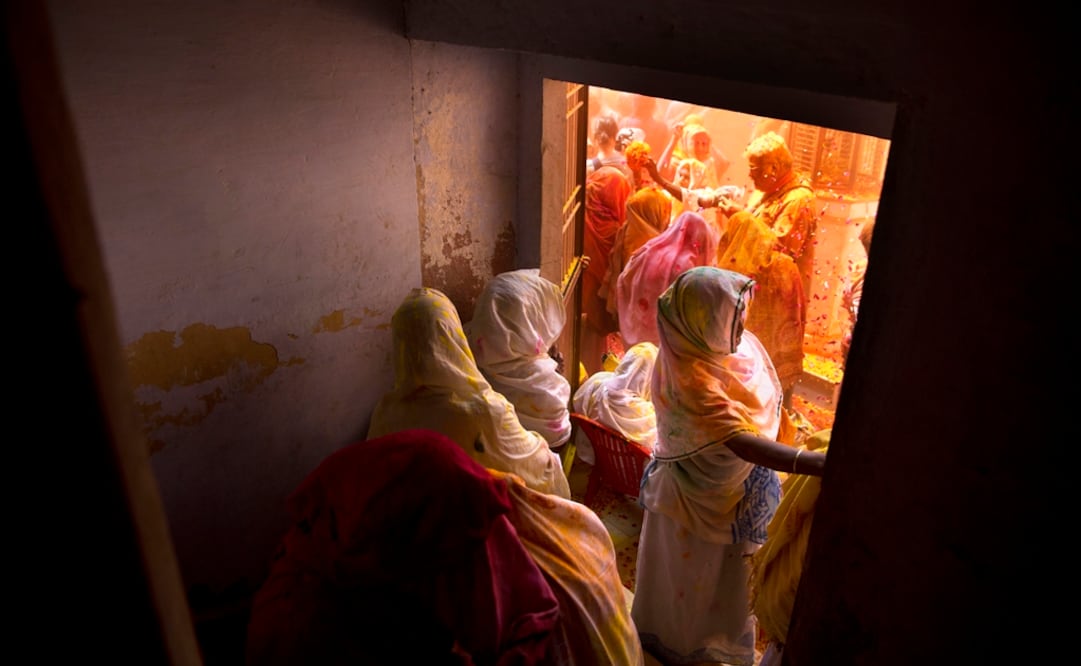 Pétalos de flor y polvos de intensos colores acaban con el blanco, color de luto en la India. Foto: AP