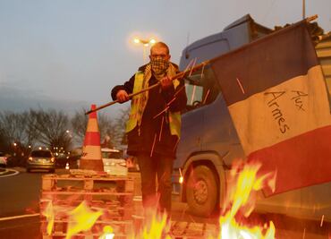 Macron cede; manifestantes exigen dimisión