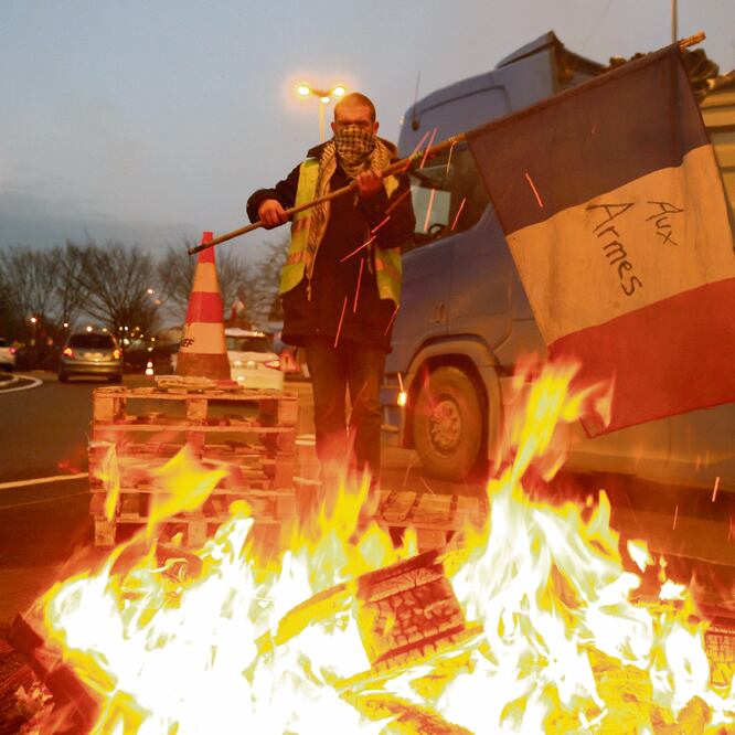 Un “chaleco amarillo” durante un bloqueo, ayer, en la carretera A2 París-Bruselas, en Fontaine-Notre Dame. Pese a que el gobierno suspendió el aumento a los combustibles, las protestas continúan. PASCAL ROSSIGNO. REUTERS