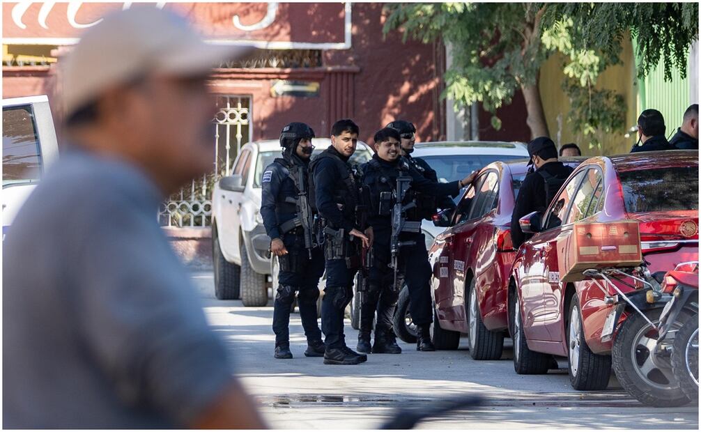 Los elementos de seguridad de la GN no son los únicos que revisan a los asistentes sino también jóvenes que se identifican del Gobierno federal. Foto: Hugo Salvador / EL UNIVERSAL