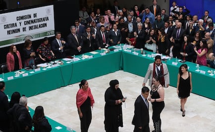 Sergio Mayer rompe protocolo en instalación de Comisión de Cultura