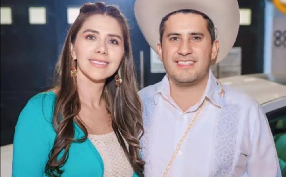 Yesenia Méndez Rodríguez, secretaria particular de la presidenta municipal de la alcaldesa de Uruapan, Grecia Quiroz junto al exalcalde Carlos Manzo (09/01/2026). Foto: Instagram (@yessy_mendez_)