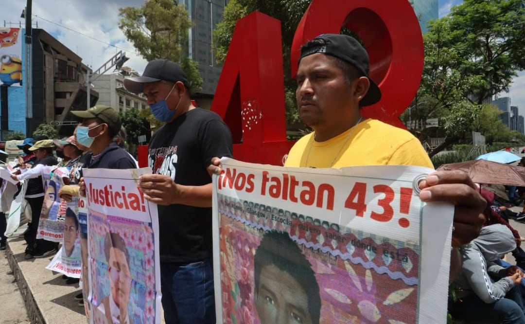 Madres y padres de los 43 estudiantes normalistas de la Escuela Normal Rural "Raúl Isidro Burgos", en Ayotzinapa, desaparecidos el 26 y 27 de septiembre de 2014. Foto: Luis Camacho / EL UNIVERSAL