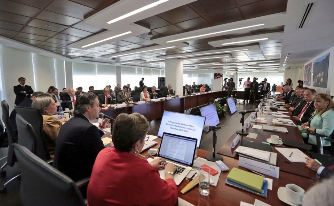 El titular de la SEP, Aurelio Nuño, acudió a la sede del INEE donde escuchó la “dificultad” de que no se haya terminado de evaluar el desempeño de todos los maestros. /Tomada de @aurelionuno