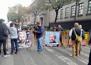 Exigen libertad de Julian Assange, ante arribo de Joe Biden a Palacio Nacional